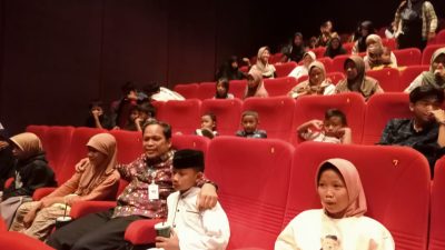 Nobar Film "Bila Esok Ibu Tiada": Wamen Ajak Pj Wali Kota Tangerang dan Anak Yatim Rayakan Kebersamaan