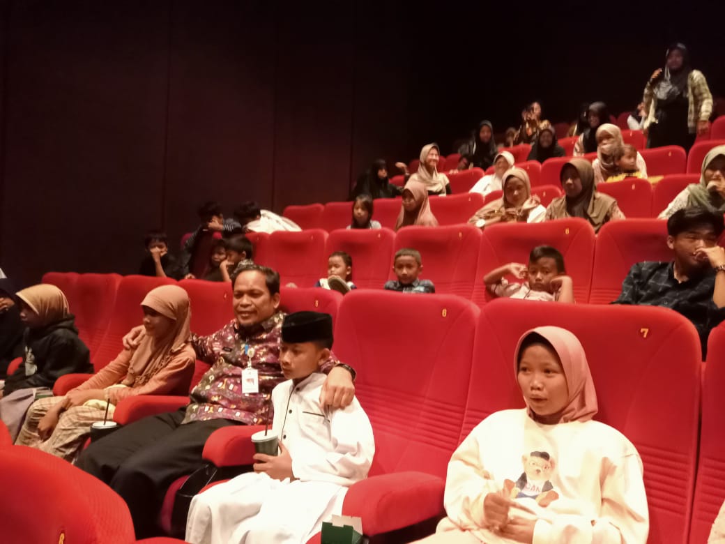 Nobar Film "Bila Esok Ibu Tiada": Wamen Ajak Pj Wali Kota Tangerang dan Anak Yatim Rayakan Kebersamaan