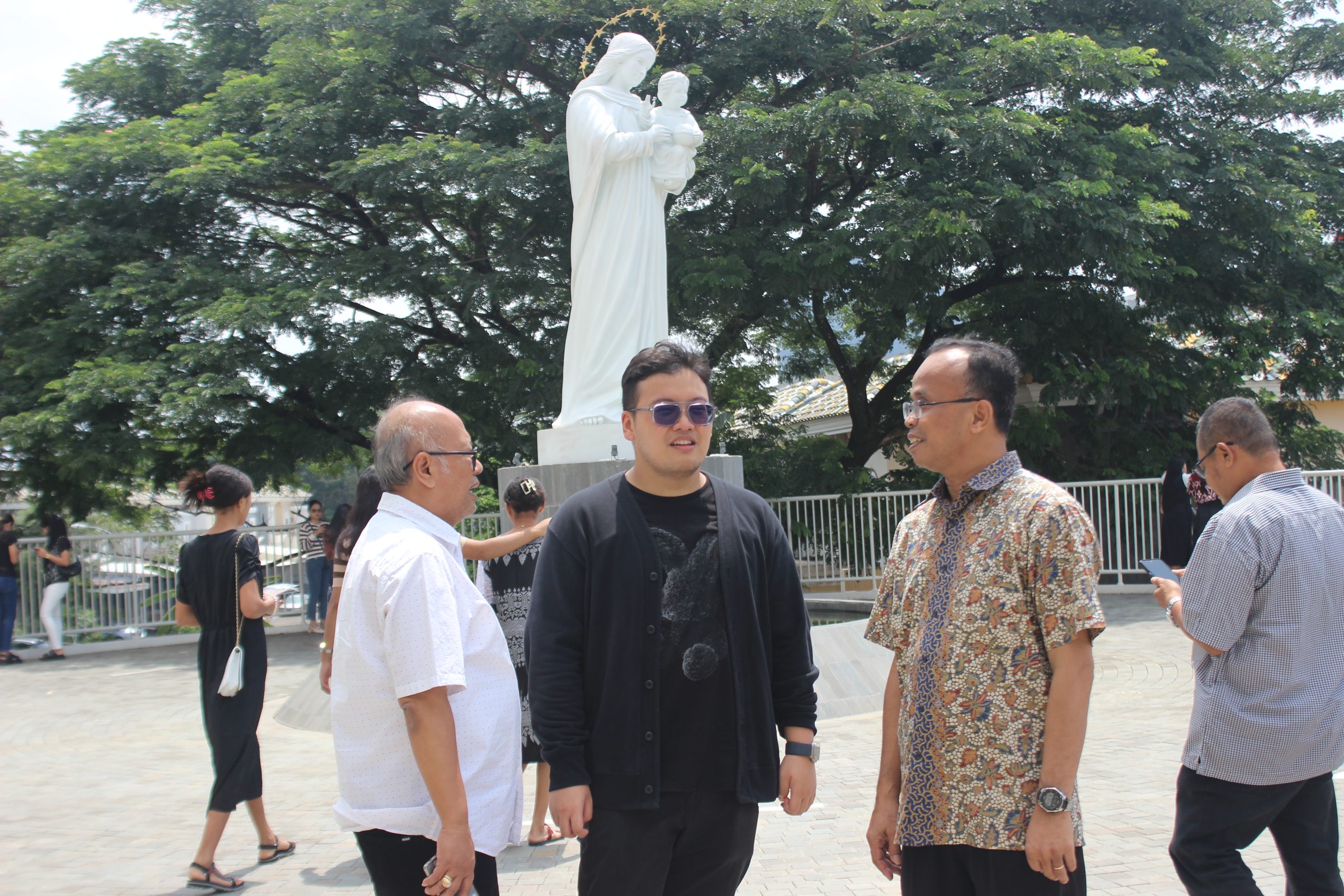 Abraham Garuda Laksono, salah satu tokoh muda dari Tangerang, menyempatkan diri bertemu dengan guru-guru SD-nya di Gereja St. Perawan Maria Benteng Gading, Paroki Alam Surera, pada Minggu (03/11/2024).