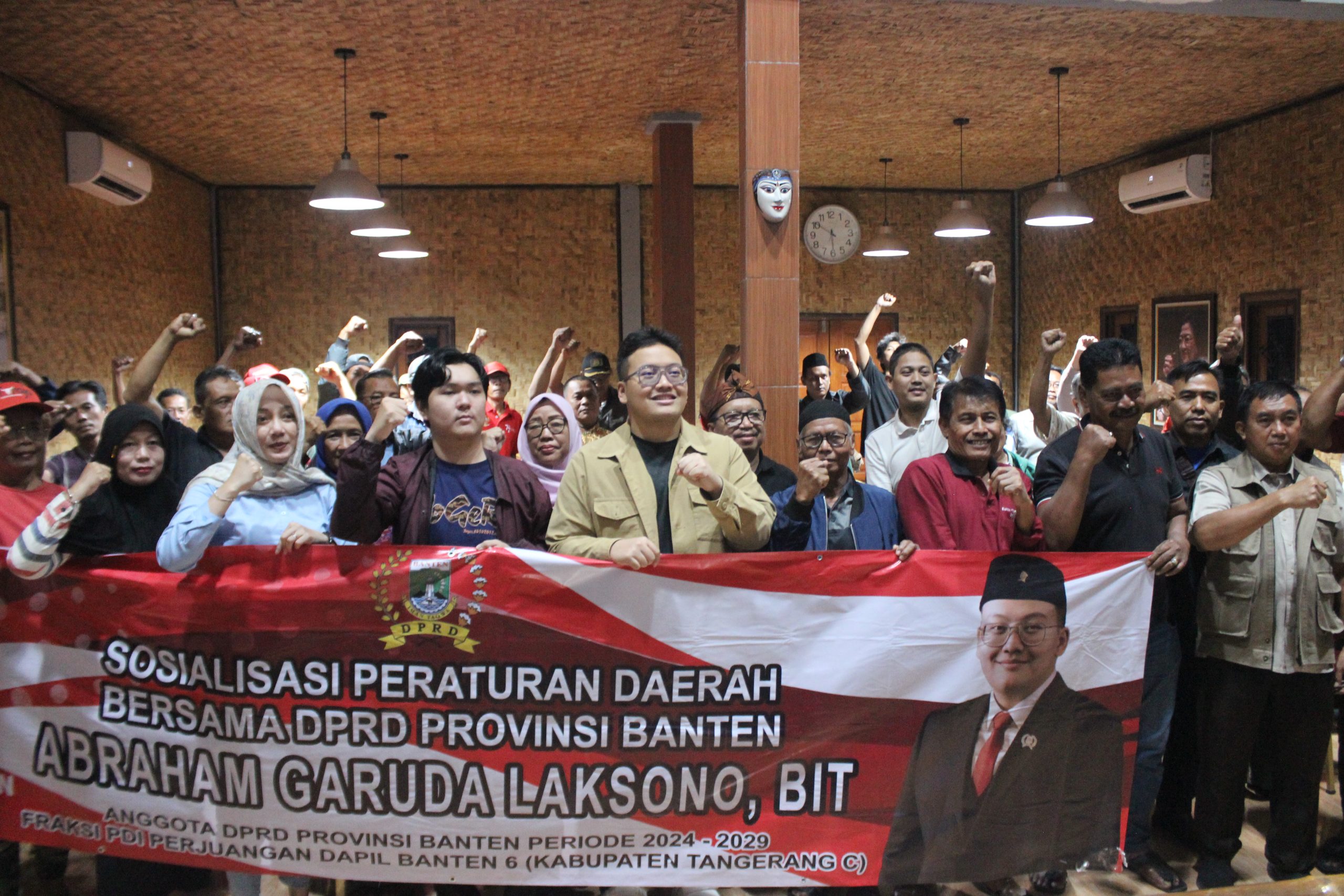 DPRD Provinsi Banten mengadakan sosialisasi Rancangan Peraturan Daerah (Raperda) mengenai Perlindungan Perempuan dan Anak. Kegiatan ini berlangsung di Aula Trisakti, Padepokan Kebangsaan Karang Tumaritis. Rabu (13/11/2024)