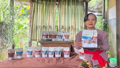 PT Permodalan Nasional Madani (PNM) kembali membuktikan komitmennya dalam mendukung pemberdayaan perempuan prasejahtera melalui program Mekaar. Salah satu kisah inspiratif datang dari Ibu Tatik, seorang pengusaha keripik sisik ikan yang berhasil membawa produknya menembus pasar internasional di berbagai belahan benua mulai dari Malaysia, Hong Kong hingga Afrika.