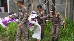 Satpol PP Kabupaten Tangerang menertibkan Alat Peraga Kampanye (APK) pada Minggu, 24 November 2024. Langkah ini dilakukan untuk menjaga aturan selama masa tenang Pemilu 2024 sesuai ketetapan KPU setempat.