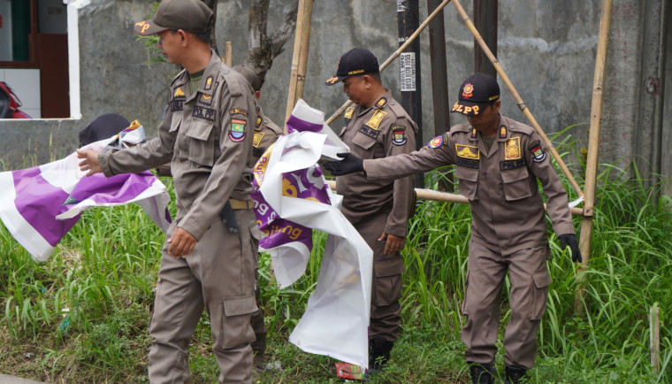 Satpol PP Kabupaten Tangerang menertibkan Alat Peraga Kampanye (APK) pada Minggu, 24 November 2024. Langkah ini dilakukan untuk menjaga aturan selama masa tenang Pemilu 2024 sesuai ketetapan KPU setempat.