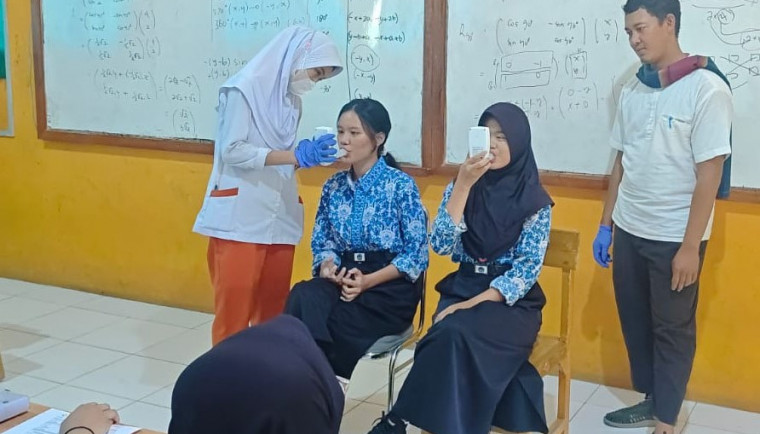 Puskesmas Cikupa di Kabupaten Tangerang melaksanakan sosialisasi bahaya merokok dan skrining perilaku merokok di beberapa sekolah. Program ini bertujuan untuk mencegah dan mengurangi perilaku merokok di kalangan pelajar. Dengan kegiatan ini, Puskesmas ingin meningkatkan kesadaran siswa akan dampak buruk merokok terhadap kesehatan mereka.