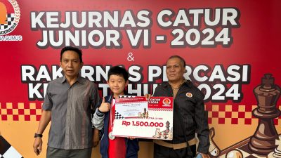 Edson Maxy Wiryanto, atlet catur muda dari Kabupaten Tangerang, sukses meraih medali perak di Kejuaraan Nasional Catur Junior 2024. Dengan total poin 7,5 dan 6 kemenangan, Edson menunjukkan performa luar biasa di kategori usia 9 tahun. Pelatih dan ketua Percasi memberikan pujian atas prestasinya yang menginspirasi atlet junior lainnya untuk berprestasi di tingkat nasional.