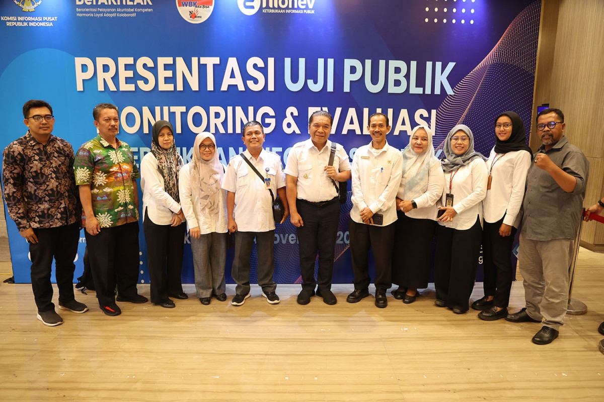 Penjabat (Pj) Gubernur Banten, Al Muktabar, menegaskan komitmen Pemerintah Provinsi Banten dalam memberikan hak keterbukaan informasi kepada masyarakat. Pernyataan ini disampaikan Al Muktabar setelah mempresentasikan uji publik di hadapan Komisioner Komisi Informasi (KI) Pusat di Ruang Asoka 2 Grand Mercure Hotel, Kemayoran, Jakarta, Rabu (13/11/24).