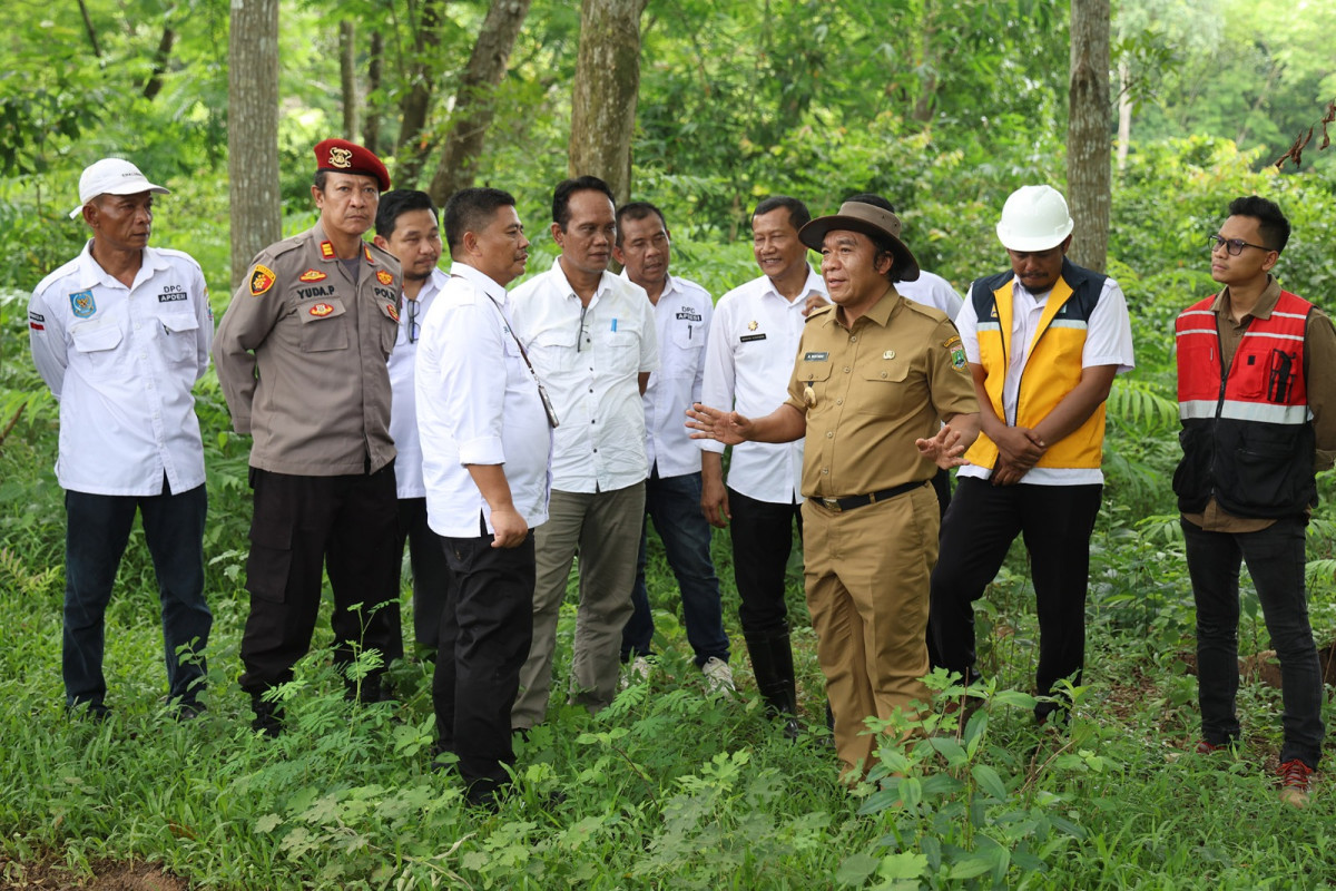 Pemerintah Provinsi Banten meninjau lokasi pembangunan Tempat Pembuangan Sampah Akhir (TPSA) Regional di Kecamatan Cileles, Kabupaten Lebak. Peninjauan dilakukan oleh Pj Gubernur Banten, Al Muktabar. Rabu (20/11/2024).