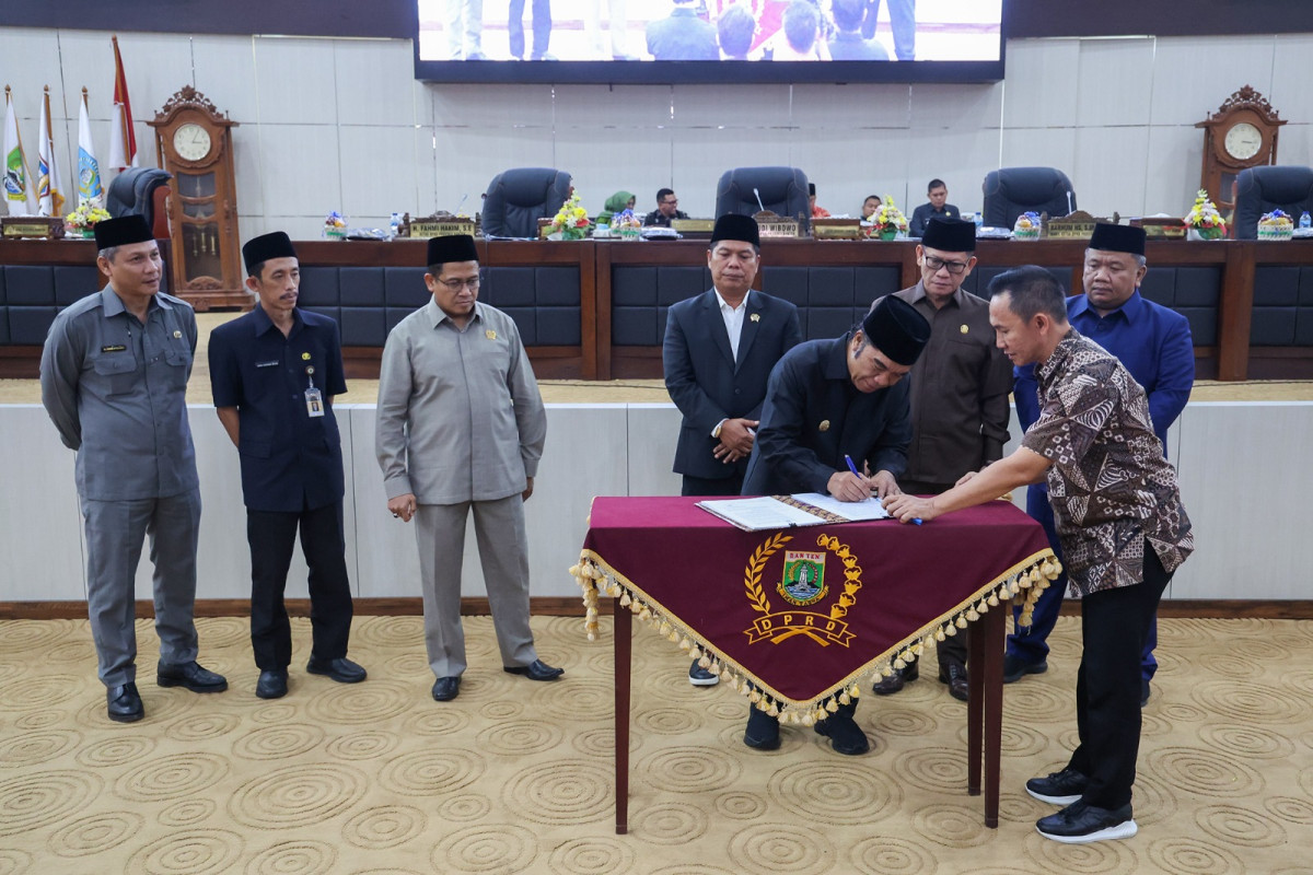 Pemerintah Provinsi Banten menetapkan Anggaran Pendapatan dan Belanja Daerah (APBD) tahun 2025 sebesar Rp11,548 triliun. Keputusan ini diambil dalam Rapat Paripurna yang dipimpin Ketua DPRD Banten, Fahmi Hakim. Penjabat (Pj) Gubernur Banten, Al Muktabar, menegaskan bahwa anggaran akan fokus pada pelayanan masyarakat.