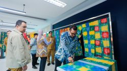 Pelatihan membatik di Kota Tangerang Selatan (Tangsel) menjadi wadah mengenal seni batik sekaligus meningkatkan ekonomi. Kegiatan ini menegaskan peran Tangsel sebagai pusat batik dengan potensi besar dalam pemberdayaan masyarakat.