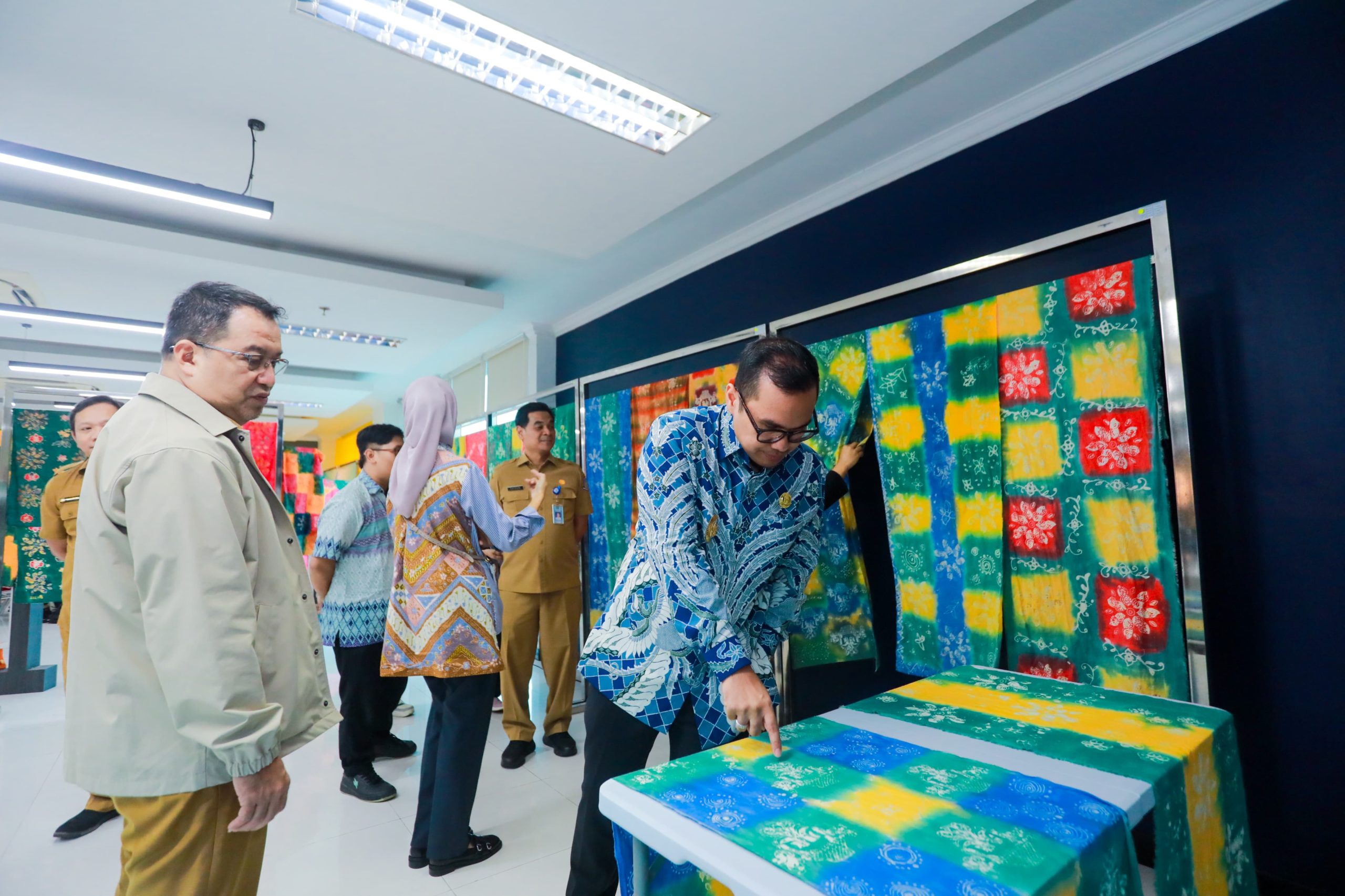 Pelatihan membatik di Kota Tangerang Selatan (Tangsel) menjadi wadah mengenal seni batik sekaligus meningkatkan ekonomi. Kegiatan ini menegaskan peran Tangsel sebagai pusat batik dengan potensi besar dalam pemberdayaan masyarakat.