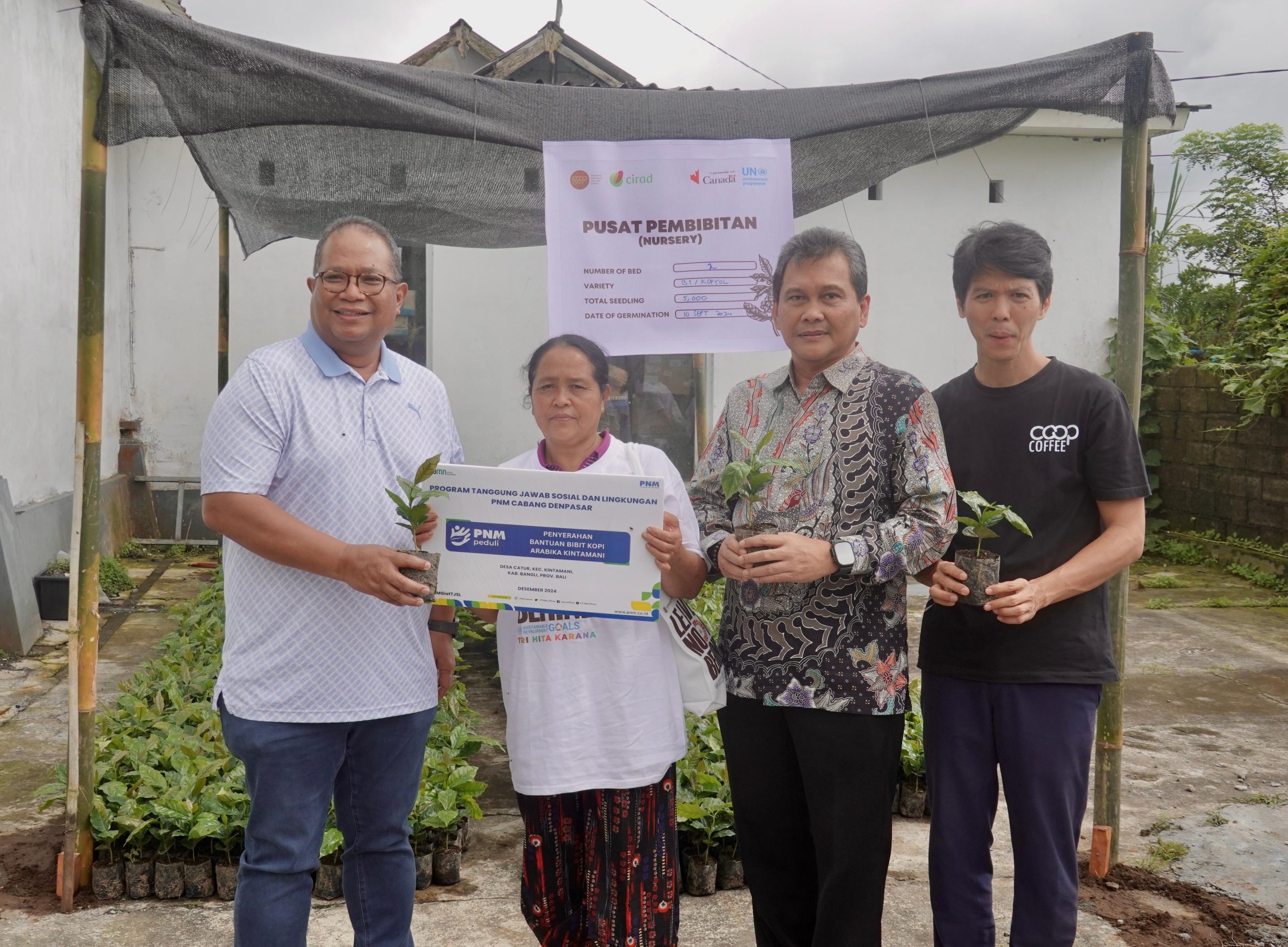 PT Permodalan Nasional Madani (PNM) menyelenggarakan kegiatan pemberdayaan untuk para petani kopi di wilayah Kintamani, Kabupaten Bangli, Provinsi Bali. Acara yang berlangsung di Farmers Support Center (FSC) ini dihadiri oleh Direktur Operasional PNM, Bapak Sunar Basuki, serta melibatkan kolaborasi dengan Coop Coffee Indonesia, Kementerian Usaha Mikro, Kecil, dan Menengah (Kementerian UMKM), serta Kementerian Pemberdayaan Perempuan dan Perlindungan Anak (Kementerian PPPA).