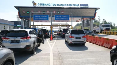 Jalan Tol Serang-Panimbang kini menawarkan pengalaman berkendara yang berbeda. Dalam rangka Natal dan Tahun Baru, PT Wijaya Karya Serang Panimbang menghadirkan promo menarik. Promo ini berlaku mulai 18 Desember 2024 hingga 10 Januari 2025. Anda bisa mendapatkan hadiah seperti voucher SPBU, kartu tol gratis selama tiga bulan, dan diskon coffee shop di Rangkasbitung.