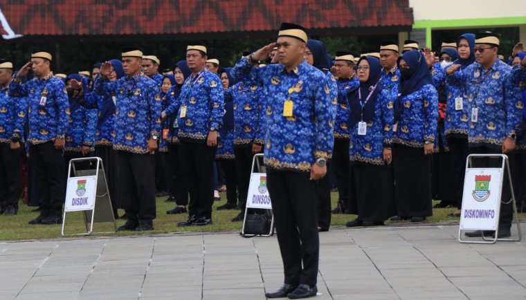 Penjabat Sekretaris Daerah (Pj Sekda) Soma Atmaja memimpin apel pagi pada Senin (2/12/2024). Kegiatan ini sekaligus memperingati Hari Ulang Tahun ke-53 Korps Pegawai Republik Indonesia (KORPRI). Acara berlangsung di Lapangan Raden Aria Yudhanegara, Pusat Pemerintahan Kabupaten Tangerang.