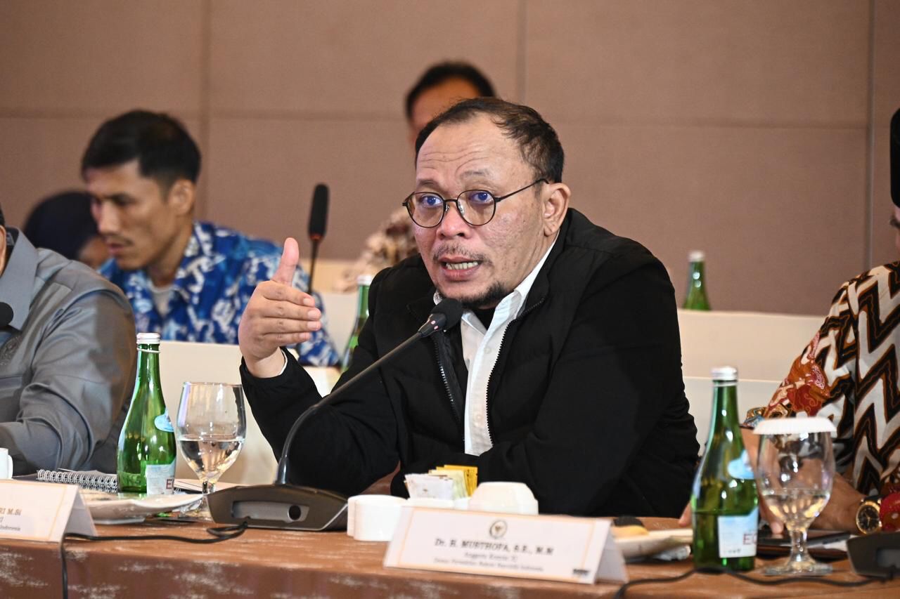 Wakil Ketua Komisi XI DPR RI M Hanif Dhakiri memberikan tanggapan positif atas kontribusi PT Bank Negara Indonesia (Persero) Tbk atau BNI dalam membangun perekonomian daerah di tanah air. Hal ini diungkapkan Hanif saat kunjungan kerja ke Semarang beberapa waktu lalu.