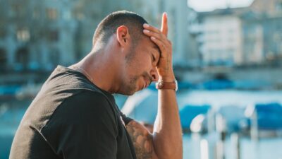 Temukan cara efektif menata pikiran berantakan dan tingkatkan kesehatan mental Anda dengan teknik mindfulness yang sederhana dan praktis.