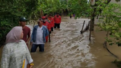 Banjir melanda sejumlah wilayah di Kabupaten Tangerang, BPBD laporkan ketinggian air hingga 1,5 meter. Warga diimbau waspada.