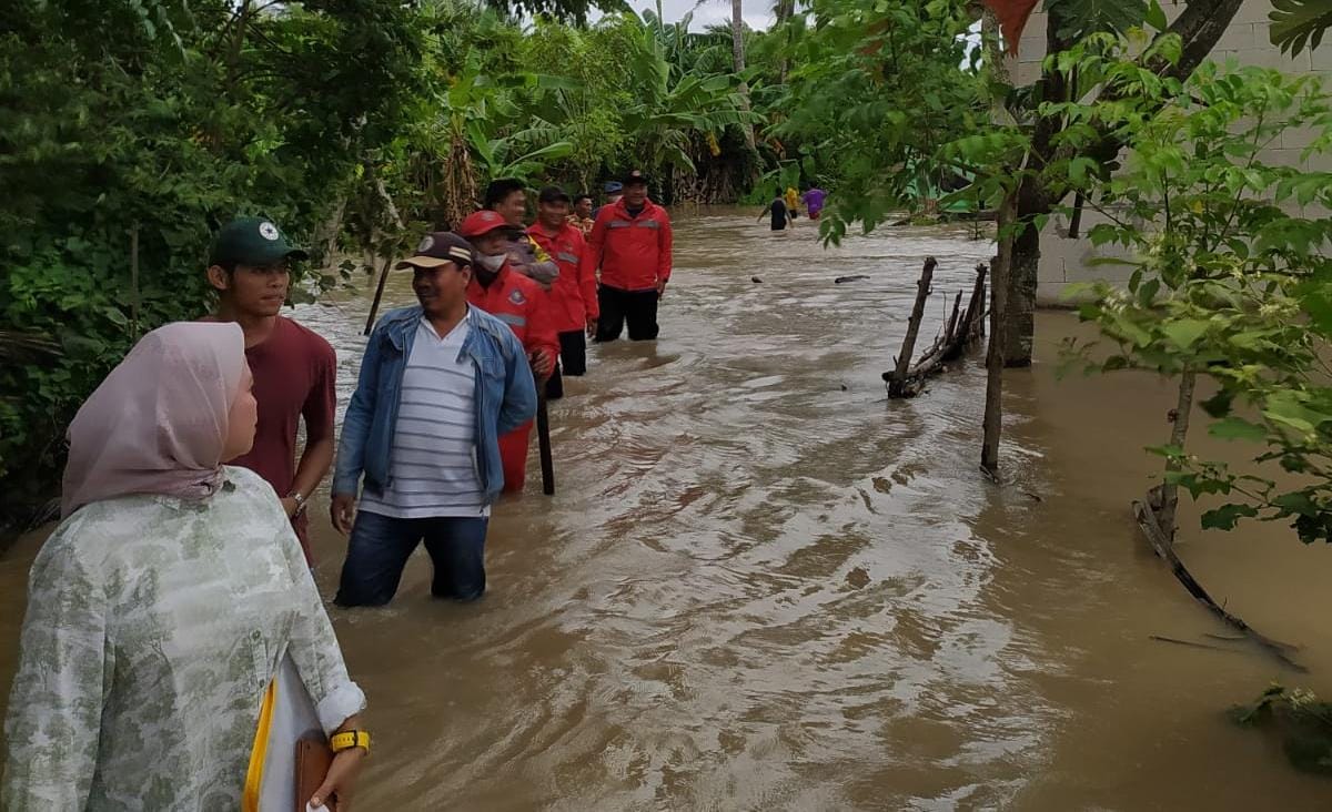 Banjir melanda sejumlah wilayah di Kabupaten Tangerang, BPBD laporkan ketinggian air hingga 1,5 meter. Warga diimbau waspada.