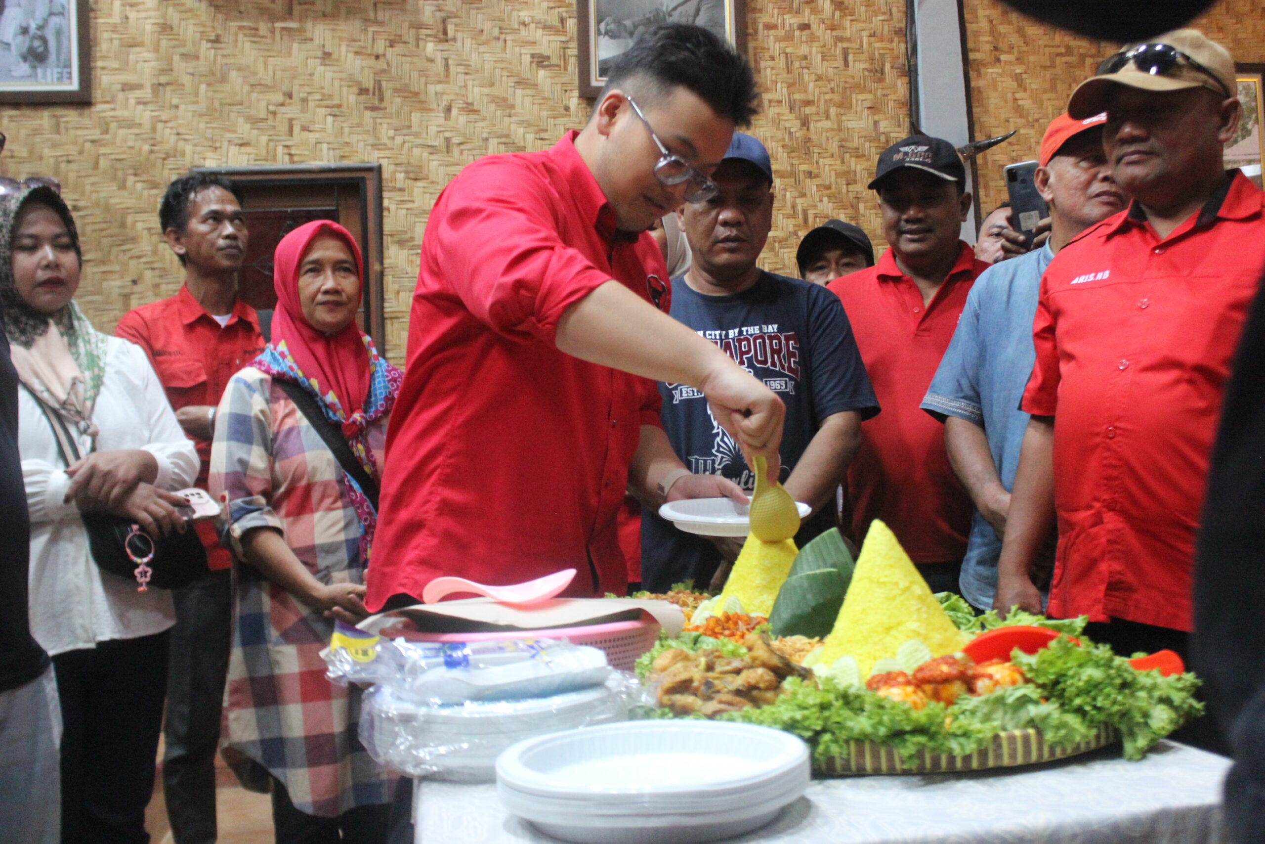 Abraham Garuda Laksono, Anggota DPRD Provinsi Banten dari Fraksi PDI Perjuangan, bersama Sahabat Abraham, PAC PDI Perjuangan, dan masyarakat Kabupaten Tangerang, merayakan ulang tahun Ibu Megawati Soekarnoputri di Padepokan Kebangsaan Karang Tumaritis pada Kamis (23/01/2025).