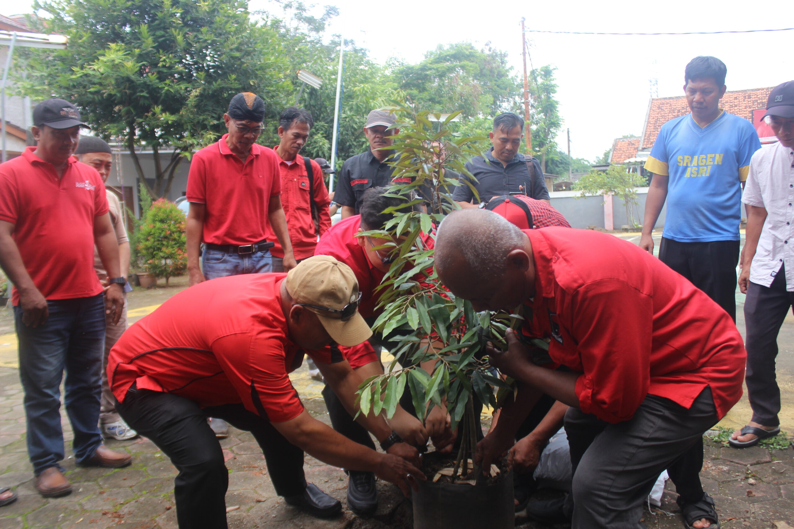 Abraham Garuda Laksono, Anggota DPRD Provinsi Banten dari Fraksi PDI Perjuangan, bersama Sahabat Abraham, PAC PDI Perjuangan, dan masyarakat Kabupaten Tangerang, merayakan ulang tahun Ibu Megawati Soekarnoputri di Padepokan Kebangsaan Karang Tumaritis pada Kamis (23/01/2025).