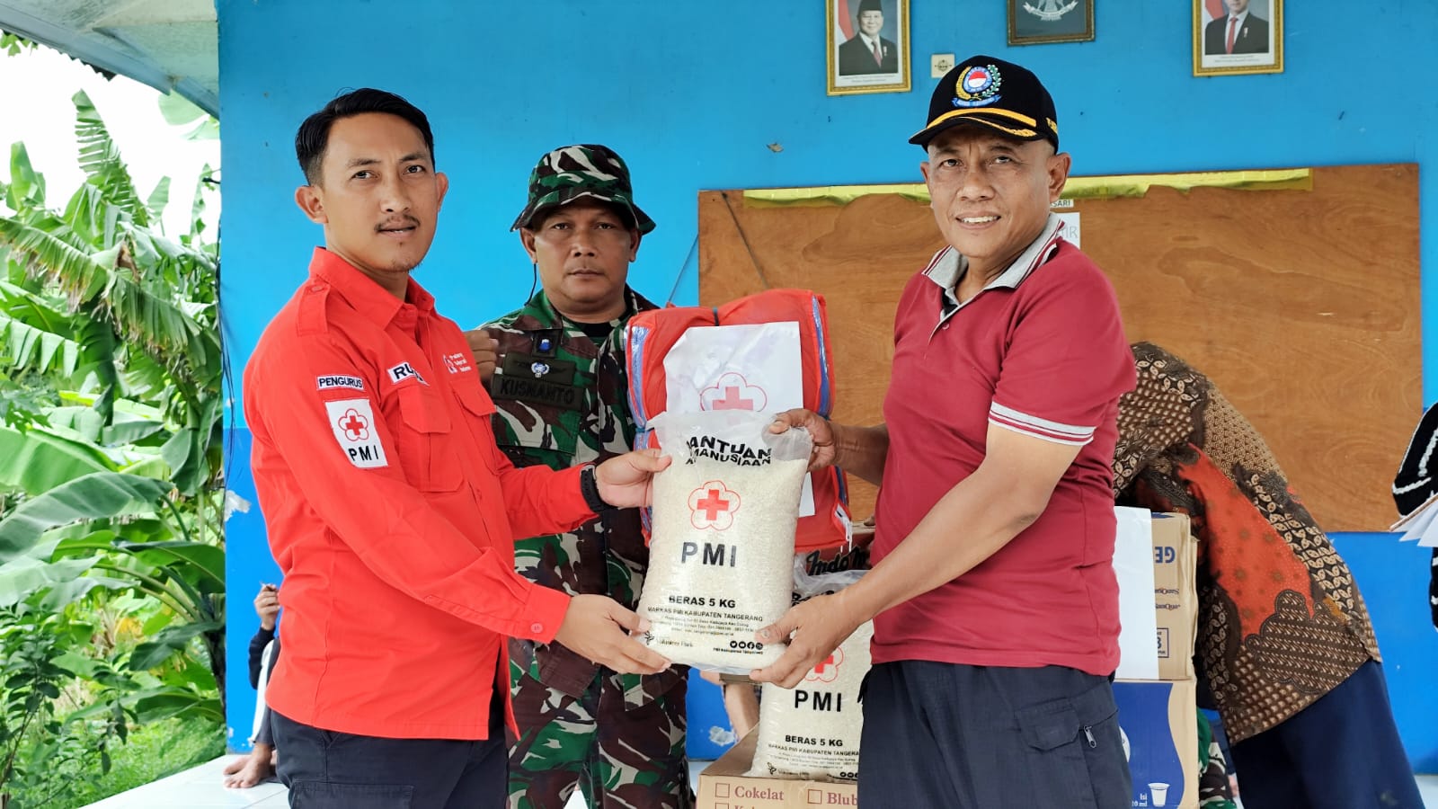 PMI Kabupaten Tangerang dirikan dapur umum dan salurkan bantuan logistik untuk korban banjir di Kecamatan Rajeg, bantu 400 KK.