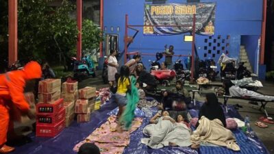 Banjir melanda Kota Tangerang, Dinas Sosial salurkan ribuan nasi bungkus dan bantuan logistik ke warga terdampak di Benda dan Neglasari.