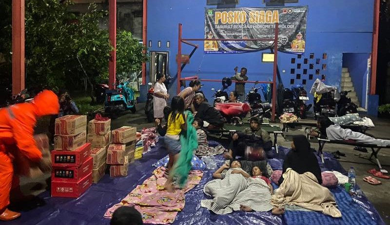 Banjir melanda Kota Tangerang, Dinas Sosial salurkan ribuan nasi bungkus dan bantuan logistik ke warga terdampak di Benda dan Neglasari.