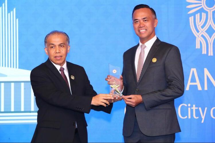Konsul Jenderal RI Hong Kong, Yul Edison, menyerahkan penghargaan prestisius kepada PT Bank Negara Indonesia (Persero) Tbk atau BNI sebagai Best Indonesian Bank in Hong Kong for Serving Indonesia Diaspora dari Konsulat Jenderal Republik Indonesia (KJRI) di Hong Kong.