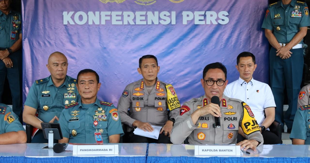 Kapolda Banten, Irjen Pol. Suyudi Ario Seto, mengungkapkan kasus tindak pidana penipuan dan penggelapan yang berujung pada insiden penembakan di rest area Km 45 Tol Merak-Tangerang pada 2 Januari 2025. Kasus ini diungkap dalam konferensi pers yang digelar di Mako Koarmada RI, Jakarta Pusat, pada Senin, 6 Januari 2025.