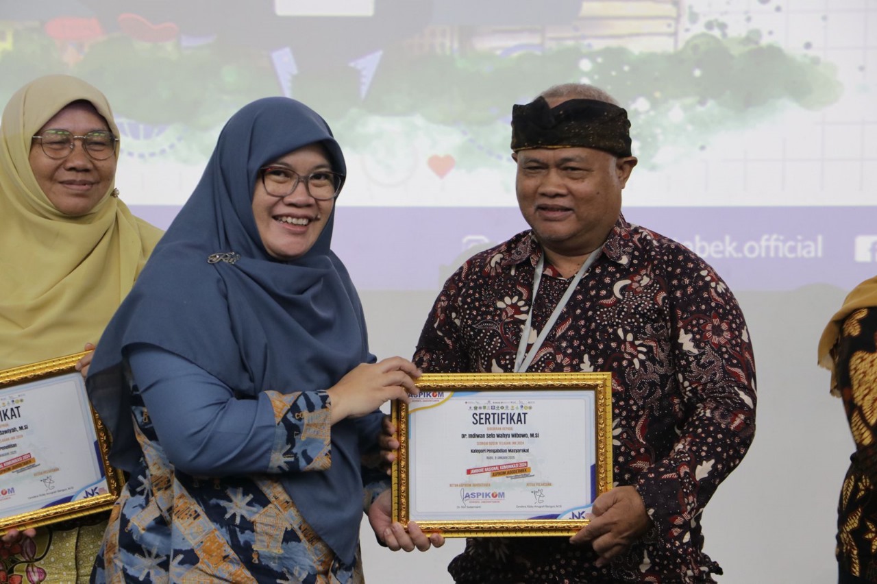 Dosen senior Fakultas Ilmu Komunikasi Universitas Multimedia Nusantara (UMN), Dr. Indiwan Seto Wahyu Wibowo, telah ditetapkan sebagai Dosen Teladan Bidang Pengabdian Kepada Masyarakat untuk tahun 2024. Penghargaan ini diberikan oleh Asosiasi Pendidikan Tinggi Ilmu Komunikasi (ASPIKOM) Korwil Jabodetabek pada Rabu, 8 Januari 2025, di kampus UMN, Gading Serpong, Tangerang.