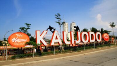 emukan perjalanan transformasi Kalijodo, dari pusat hiburan malam dan prostitusi menjadi taman publik ramah keluarga di Jakarta