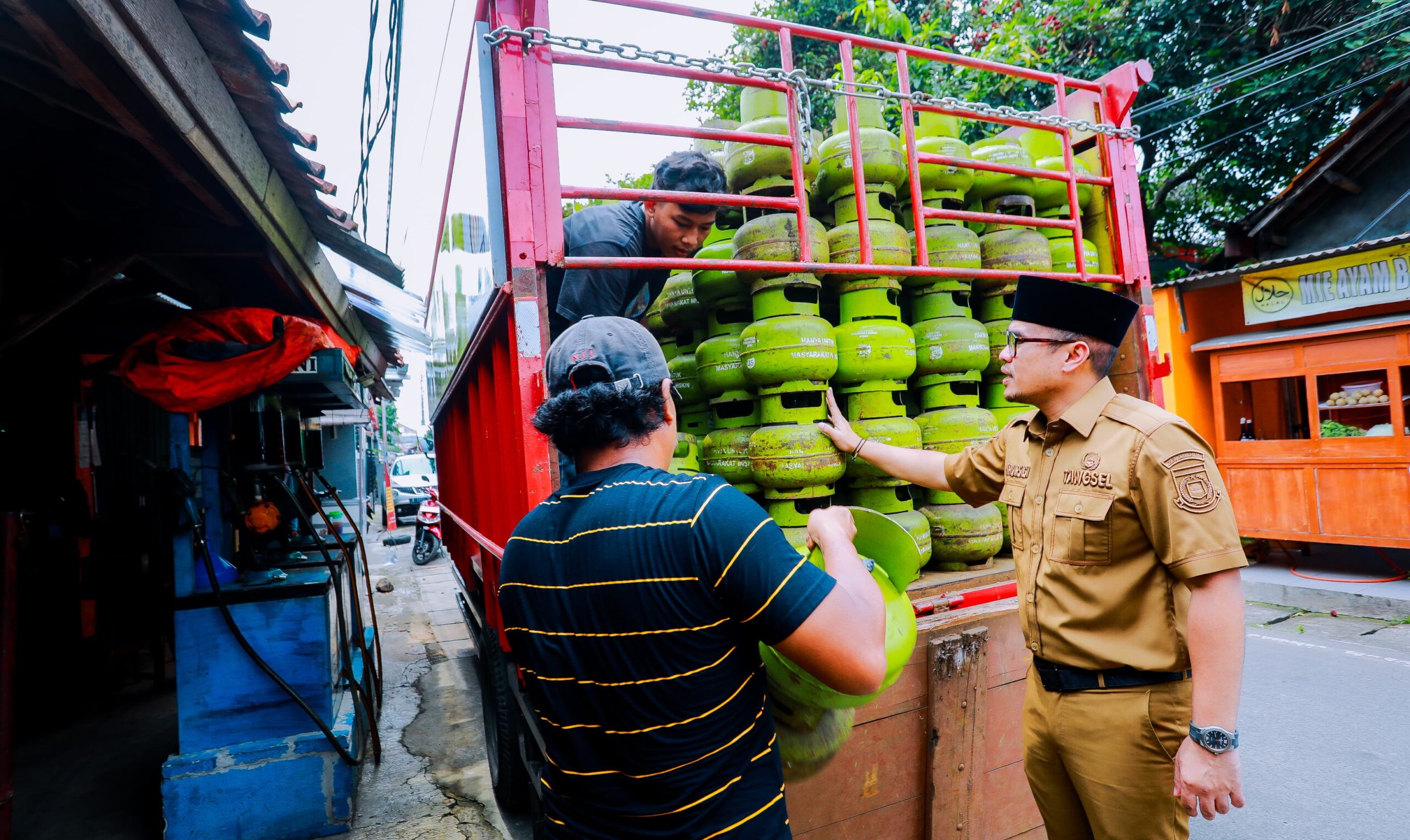 Wakil Wali Kota Tangerang Selatan (Tangsel) Pilar Saga Ichsan meninjau beberapa pangkalan elpiji yang ada di Pamulang untuk memastikan distribusi gas elpiji berjalan dengan tepat sasaran dan tidak menimbulkan korban.