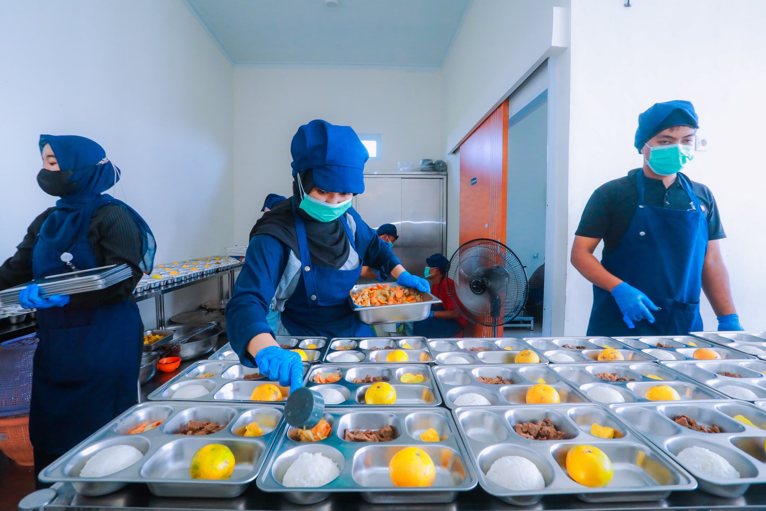 Wakil Wali Kota Tangerang Selatan, Pilar Saga Ichsan, melakukan peninjauan langsung ke dapur umum program Makan Bergizi Gratis (MBG) di Jalan Promoter, Lengkong Wetan, Kecamatan Serpong, pada Rabu (12/02/2025).