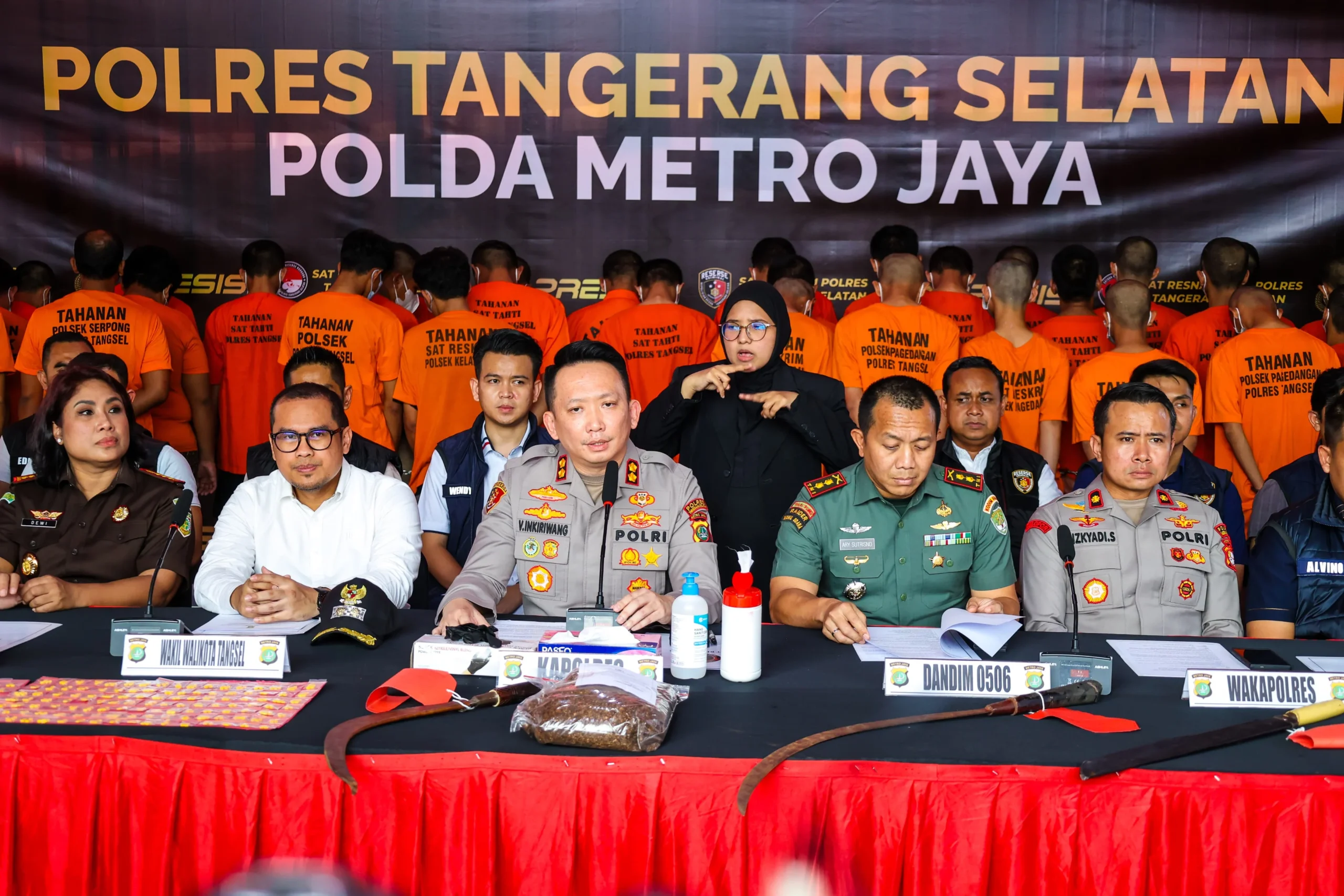 Wakil Wali Kota Tangerang Selatan (Tangsel), Pilar Saga Ichsan, menegaskan komitmen Pemerintah Kota (Pemkot) Tangsel bersama Kepolisian Resor (Polres) Tangsel dalam memberantas premanisme dan peredaran narkotika.
