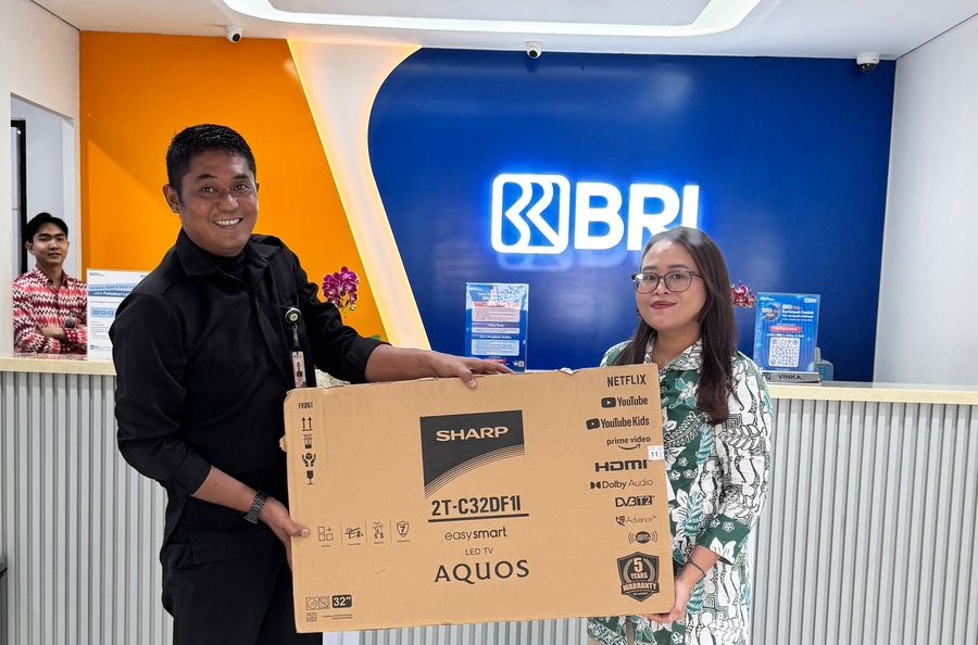BRI Cabang Bandara Soekarno Hatta menyerahkan hadiah undian Panen Hadiah Simpedes, termasuk TV LED, kepada nasabah beruntung.