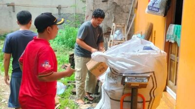 Warga Kampung Tanjung dirikan Bank Sampah untuk atasi masalah sampah dan tingkatkan ekonomi masyarakat di Desa Suka Asih, Tangerang.