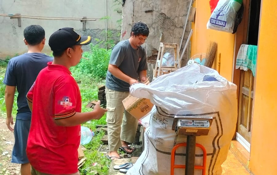 Warga Kampung Tanjung dirikan Bank Sampah untuk atasi masalah sampah dan tingkatkan ekonomi masyarakat di Desa Suka Asih, Tangerang.