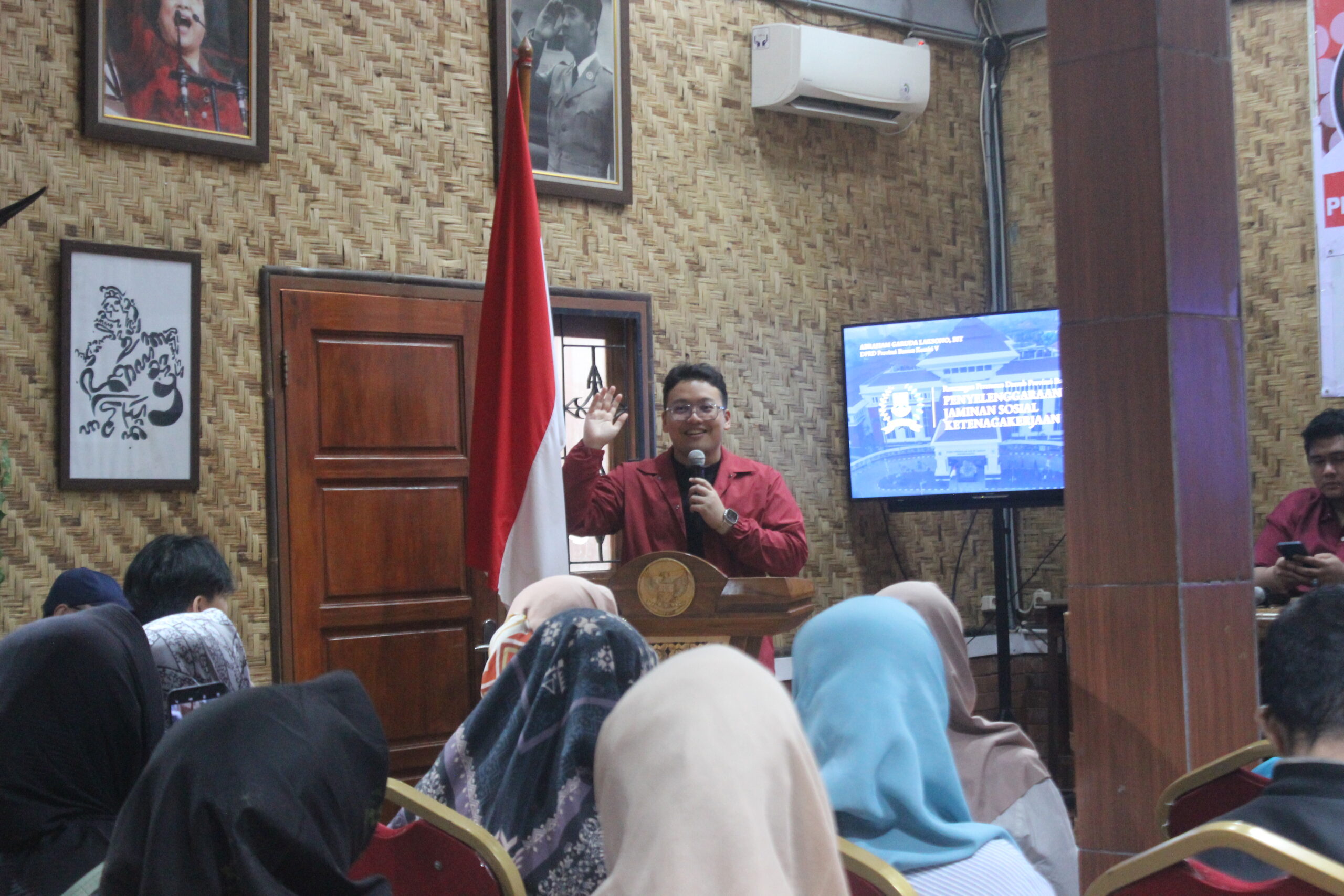 Anggota DPRD Provinsi Banten dari Fraksi PDI Perjuangan, Abraham Garuda Laksono, menggelar sosialisasi Rancangan Peraturan Daerah (Raperda) Provinsi Banten tentang Penyelenggaraan Jaminan Sosial Ketenagakerjaan bersama para pelaku usaha mikro dan kecil dari tujuh kecamatan di Dapil Banten 6. Rabu (05/02/2025)