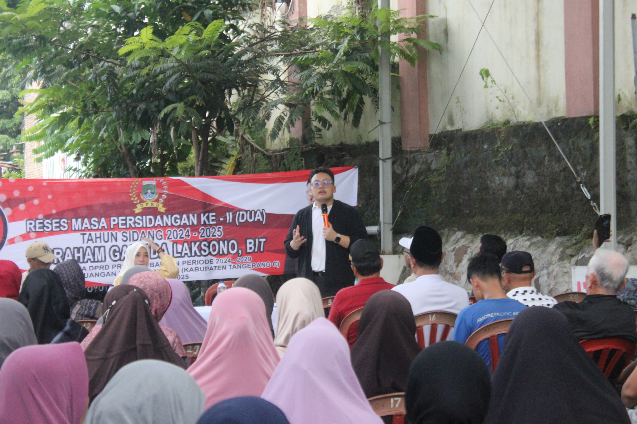 Anggota DPRD Provinsi Banten dari Fraksi PDI Perjuangan, Abraham Garuda Laksono, menggelar reses masa sidang ke-II Tahun Sidang 2024–2029 di Balai Warga RW 16, Kelurahan Binong, Kecamatan Curug, Kabupaten Tangerang, pada Jumat (14/02/2025).