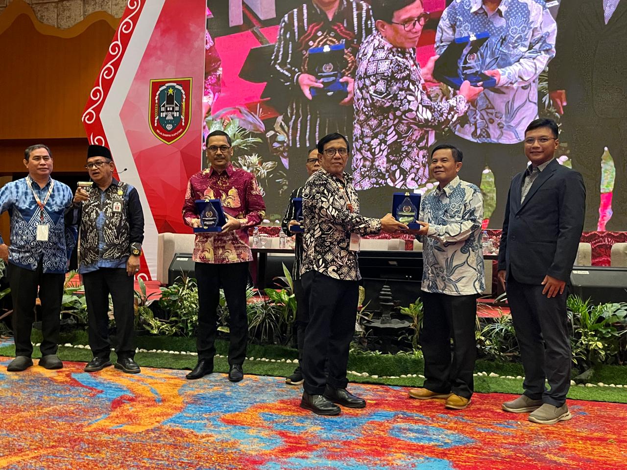 HPN 2025 di Banjarmasin membahas tantangan pers saat ini, pentingnya kerjasama dengan pemerintah, dan perlindungan hukum bagi wartawan.