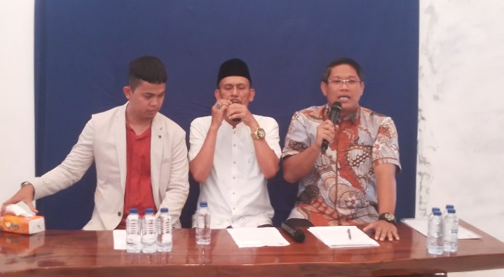 Yunihar, pengacara Kades Kohod, ungkap kliennya jatuh sakit akibat tekanan pemberitaan media. Arsin kini dalam tahap pemulihan setelah memenuhi panggilan Bareskrim.