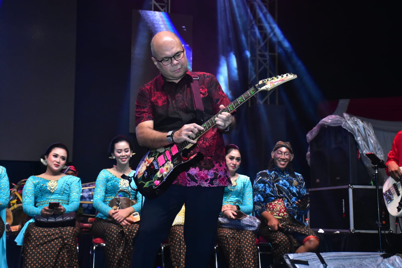 Anggota DPR RI, Romy Soekarno, bekerja sama dengan Pemerintah Kota Blitar dan sejumlah perusahaan BUMN, sukses menggelar Festival Rakyat Blitar 2025 di Istana Gebang. Rabu (26/02/2025).