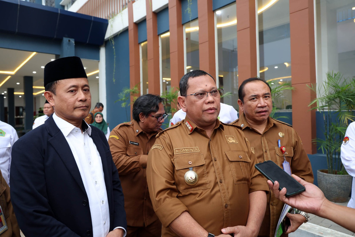 Jemaah haji asal Provinsi Banten kini tidak perlu lagi jauh-jauh ke embarkasi Pondok Gede. Provinsi Banten segera memiliki embarkasi sendiri bernama Asrama Haji Grand El Hajj, yang ditargetkan rampung tahun ini.