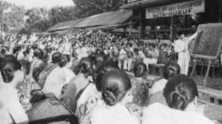 Jelajahi perbandingan kebiasaan membaca Soekarno dan generasi muda saat ini. Siapa yang lebih berdaya saing di era digital?