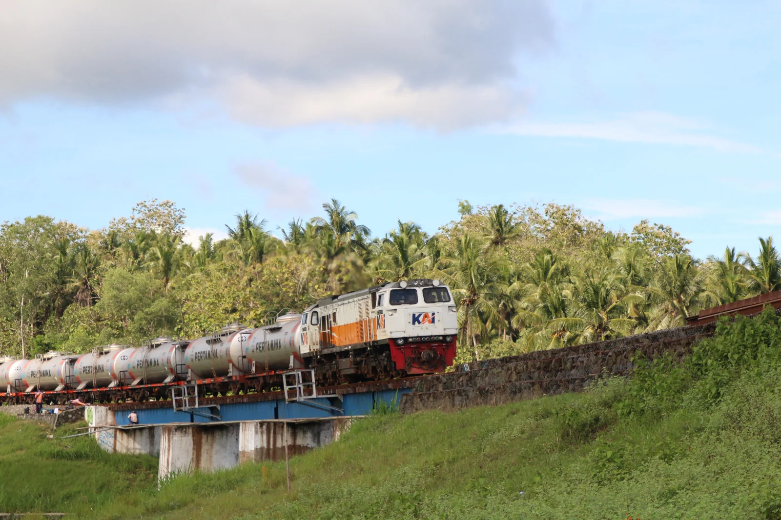 PT Kereta Api Indonesia (Persero) atau KAI berkomitmen untuk mendukung kelancaran arus mudik Lebaran dengan memastikan pasokan Bahan Bakar Minyak (BBM) yang aman dan tepat waktu. KAI sebagai salah satu tulang punggung logistik nasional, memegang peranan penting dalam distribusi BBM, terutama selama periode mudik Lebaran ketika permintaan energi meningkat secara signifikan.