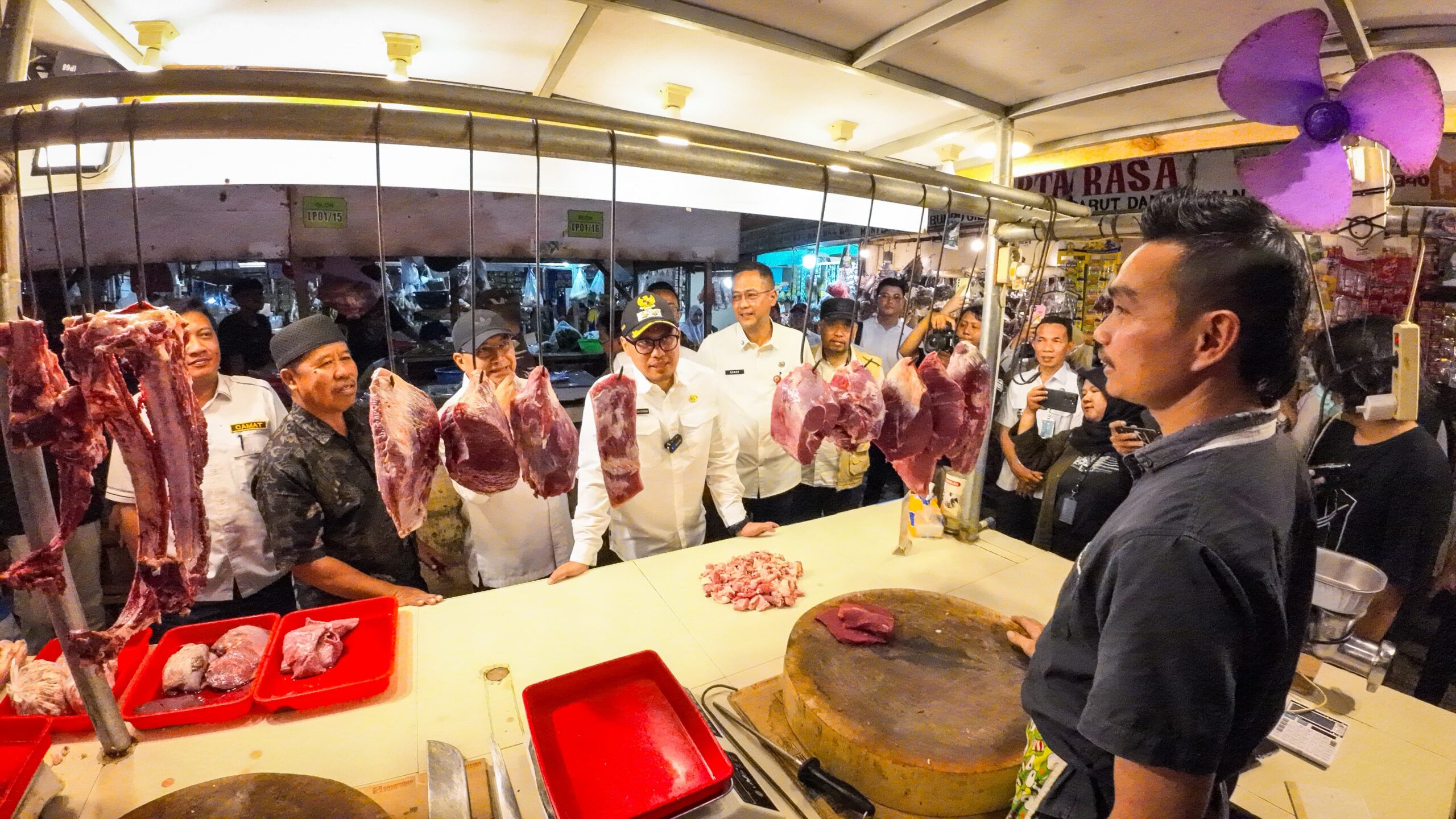 Pemerintah Kota Tangerang Selatan melakukan inspeksi mendadak (sidak) ke dua pasar tradisional pada Rabu (19/03/2025) guna memastikan stabilitas harga bahan pokok selama bulan Ramadan dan menjelang Lebaran. Sidak ini melibatkan Wakil Wali Kota Tangerang Selatan, Pilar Saga Ichsan, bersama Dinas Perindustrian dan Perdagangan Tangsel serta sejumlah instansi terkait.