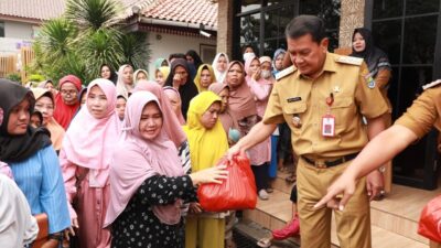 Bupati Tangerang pantau Gerakan Pangan Murah di Balaraja, sediakan 5.900 paket sembako untuk bantu masyarakat selama Ramadan.