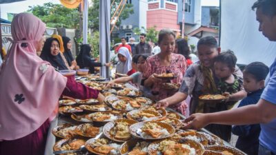 Warga Tangerang Swadaya Bagi-Bagi Takjil Gratis 800 Porsi Selama Bulan Ramadan