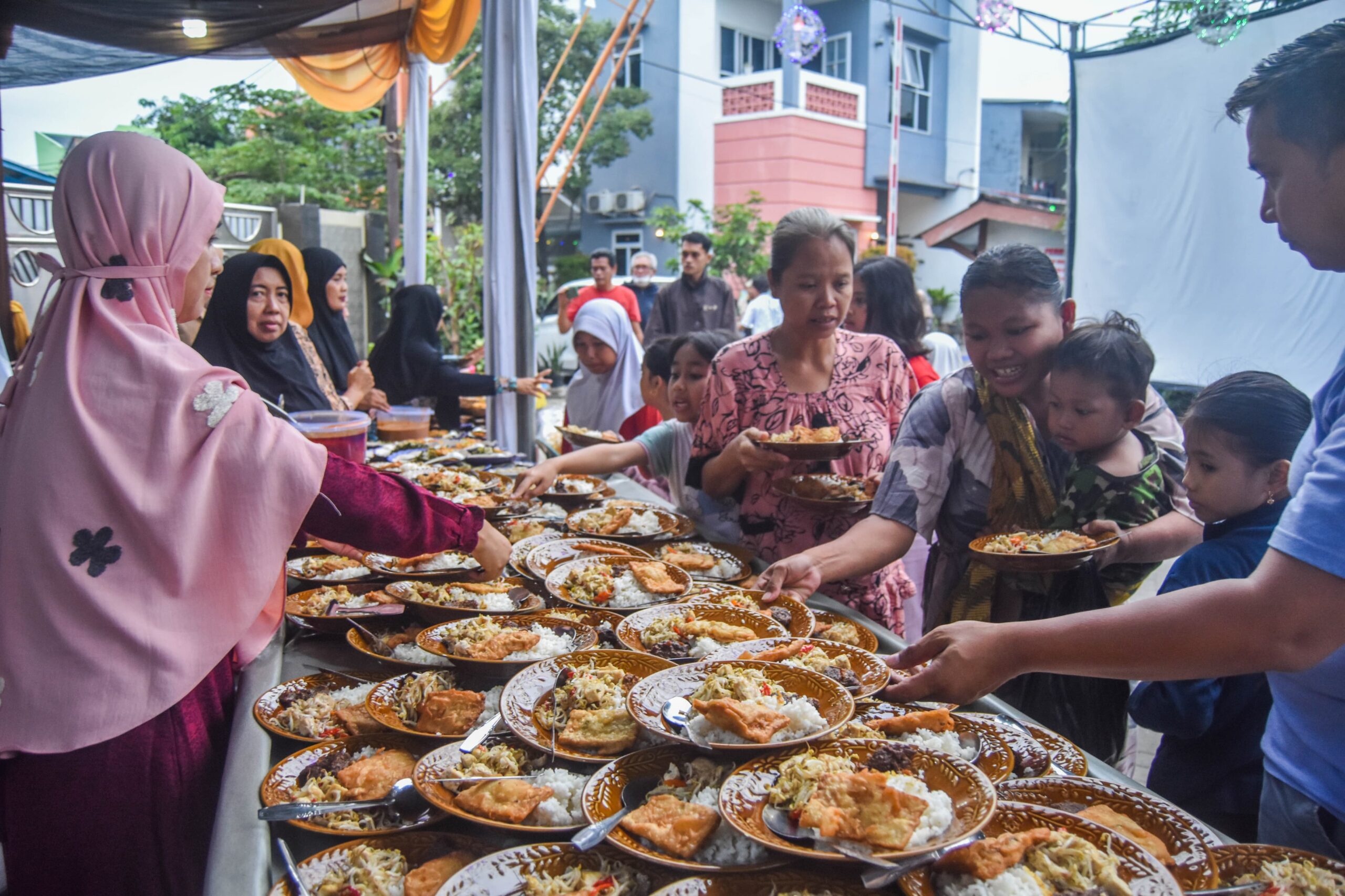 Warga Tangerang Swadaya Bagi-Bagi Takjil Gratis 800 Porsi Selama Bulan Ramadan