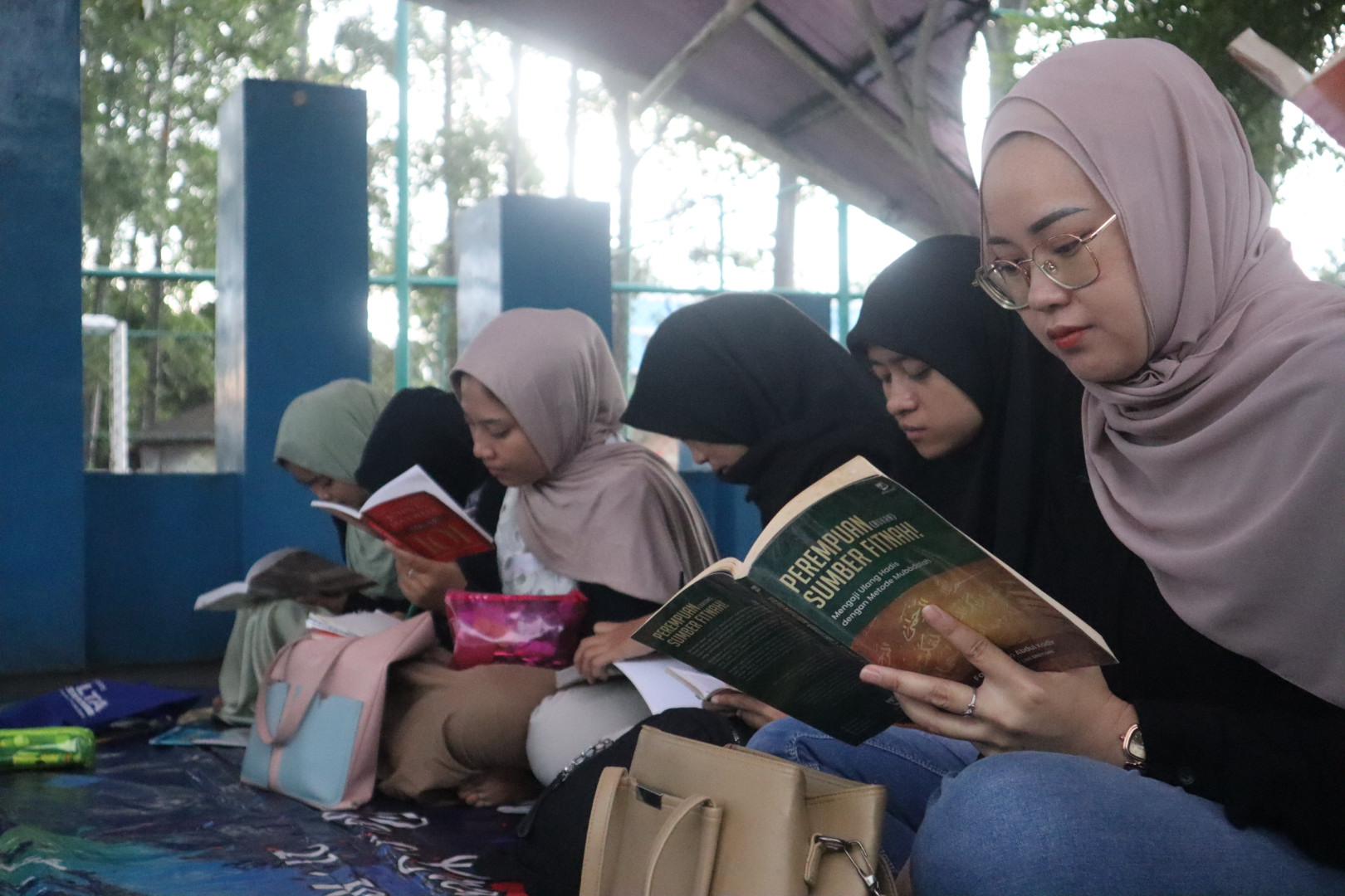 NgabubuRead Ramadan, Sekelompok Pemuda Baca Buku Hingga Puisi