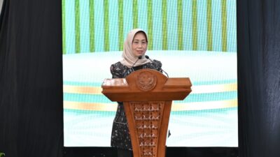 Ketua Dewan Pers mendesak juru bicara presiden minta maaf terkait kontroversi teror kepala babi di kantor Tempo.